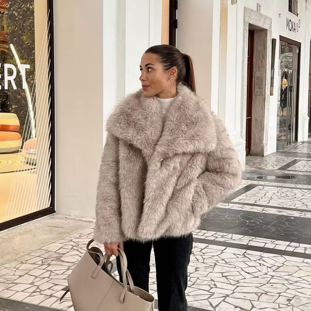 Veste Courte en Fausse Fourrure – Chic & Socialite