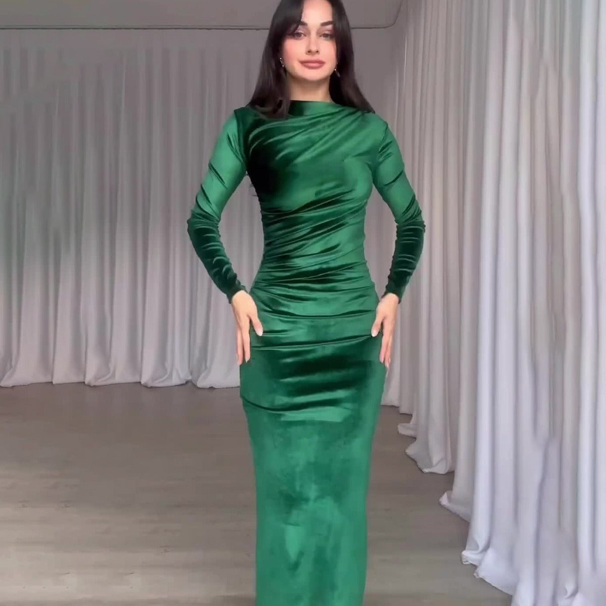 Robe Élégante à Manches Longues – Finition Brillante