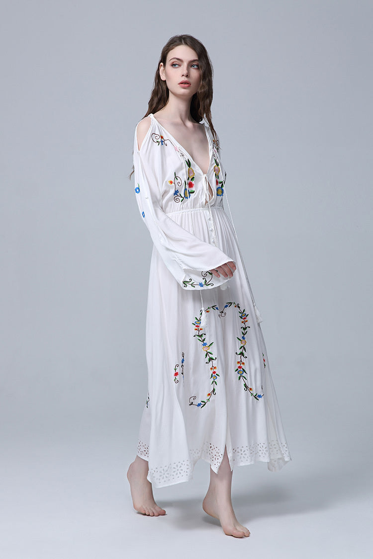 Robe brodée style cour, col en V, nouée devant et derrière