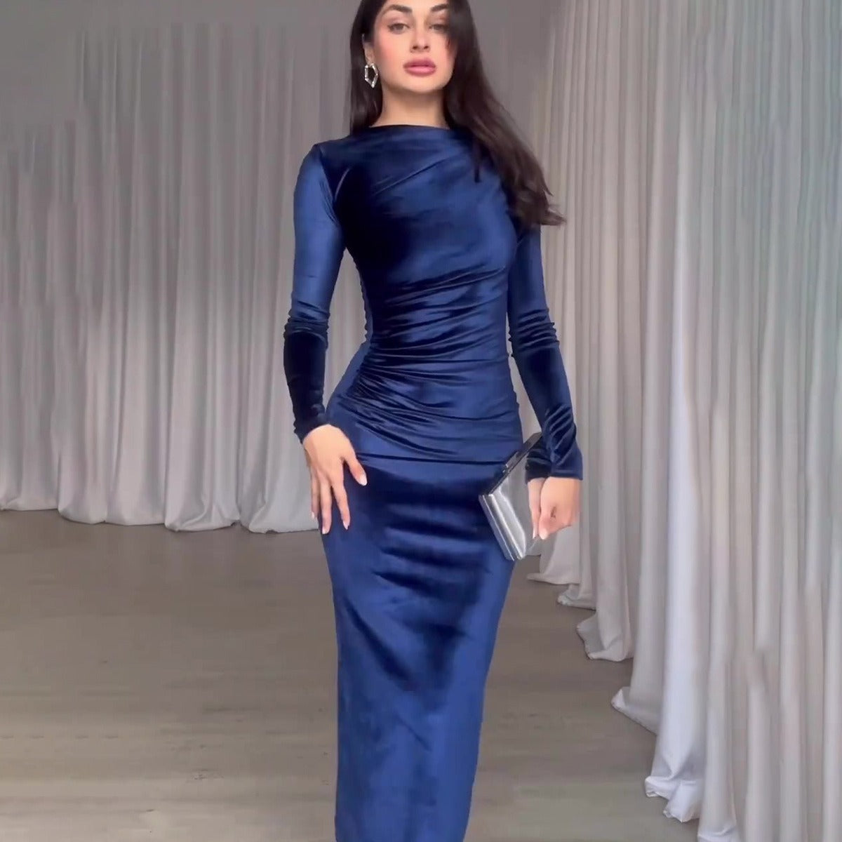 Robe Élégante à Manches Longues – Finition Brillante