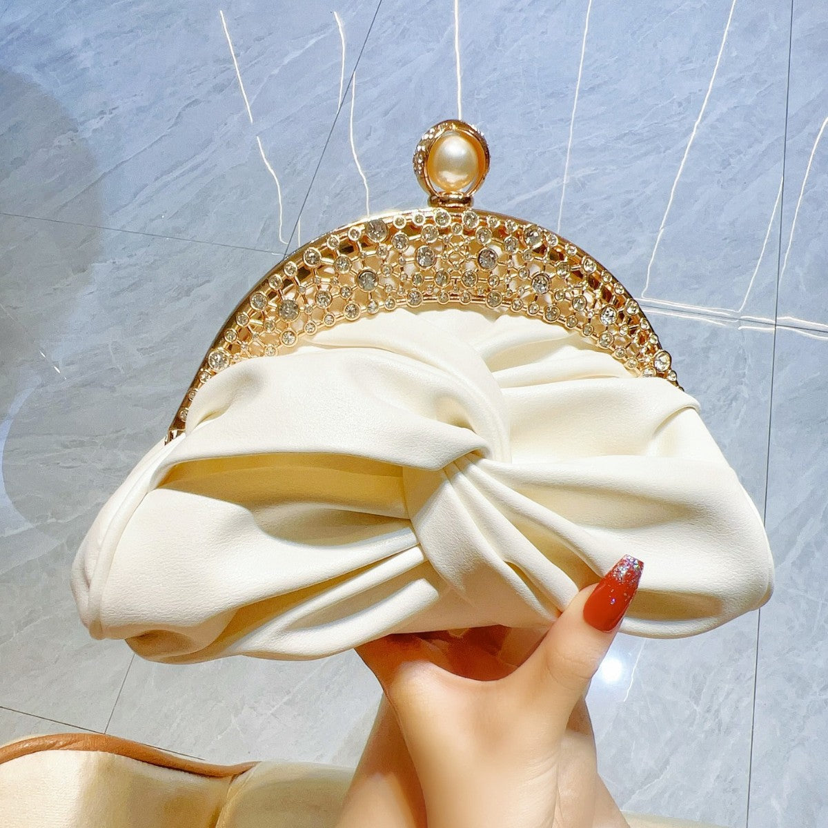 Pochette de soirée haut de gamme ornée de diamants