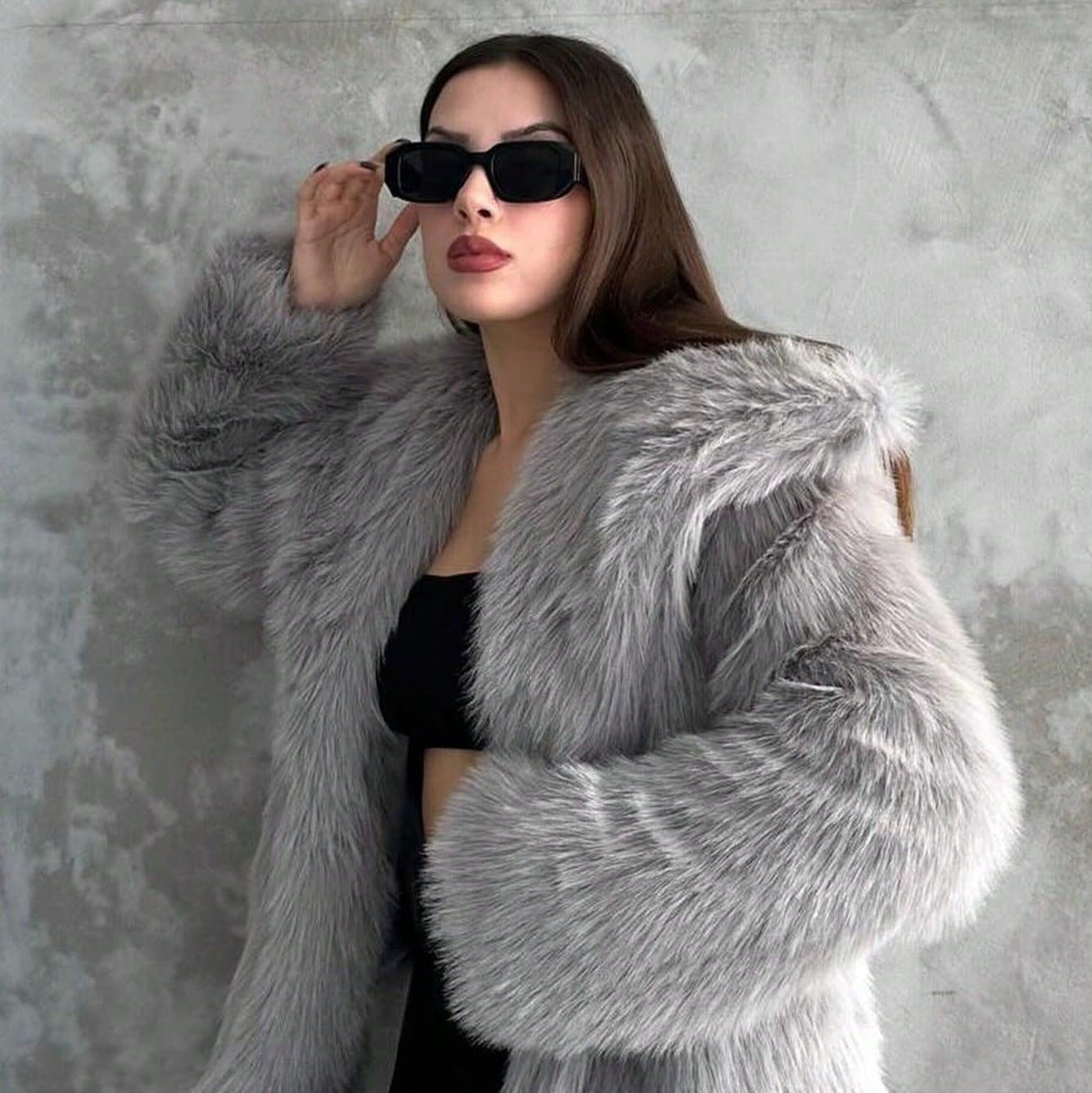 Veste Courte en Fausse Fourrure – Chic & Socialite
