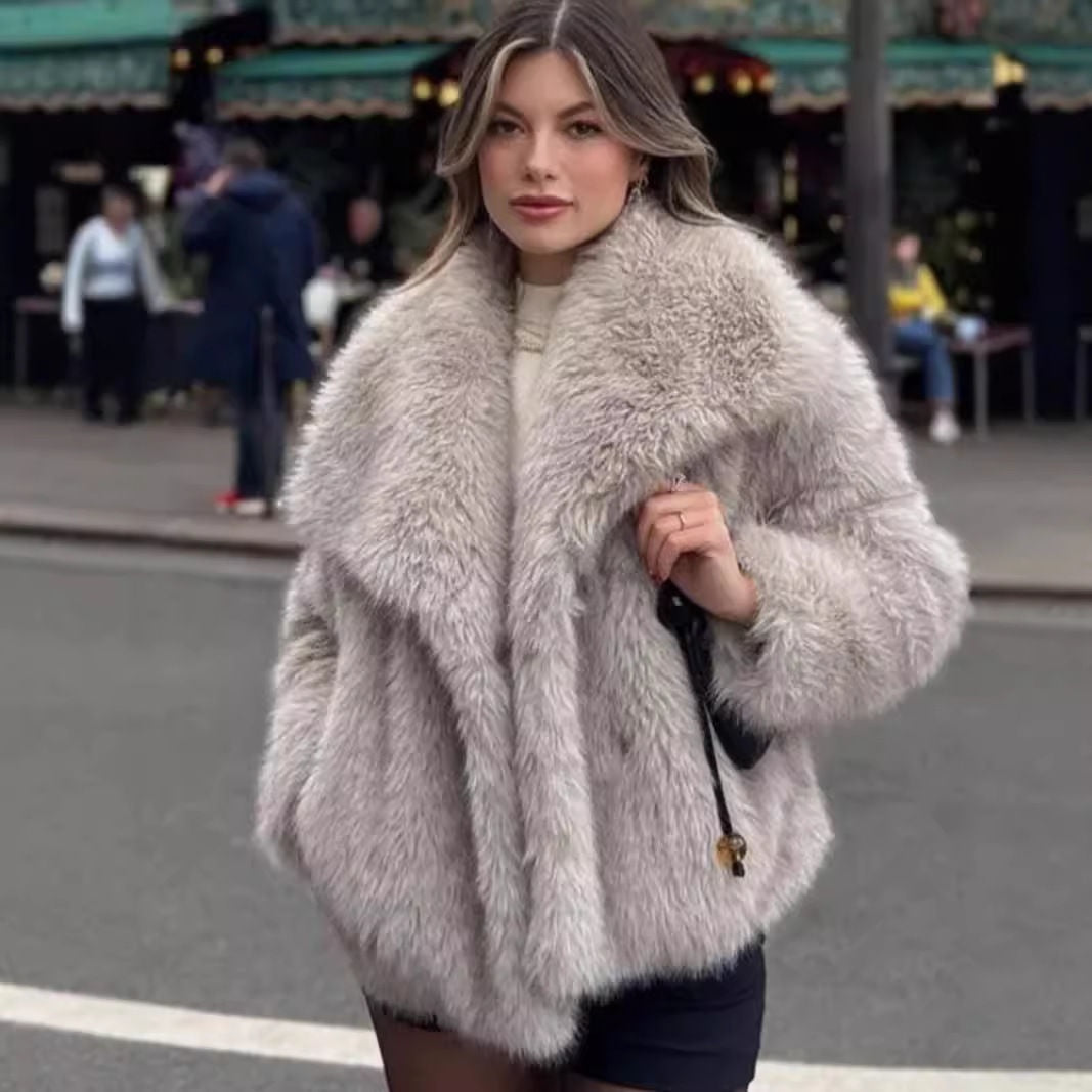 Veste Courte en Fausse Fourrure – Chic & Socialite