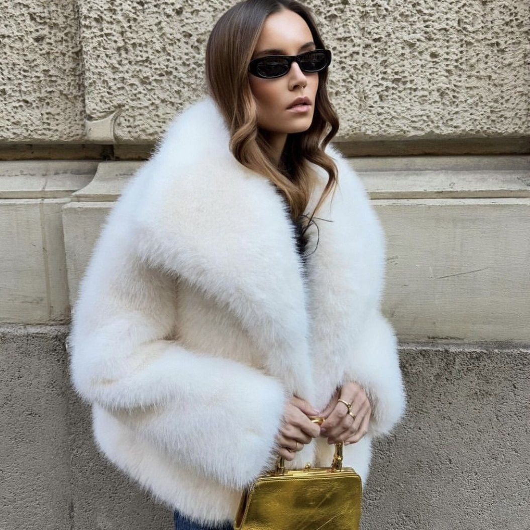 Veste Courte en Fausse Fourrure – Chic & Socialite