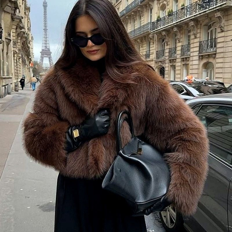 Veste Courte en Fausse Fourrure – Chic & Socialite