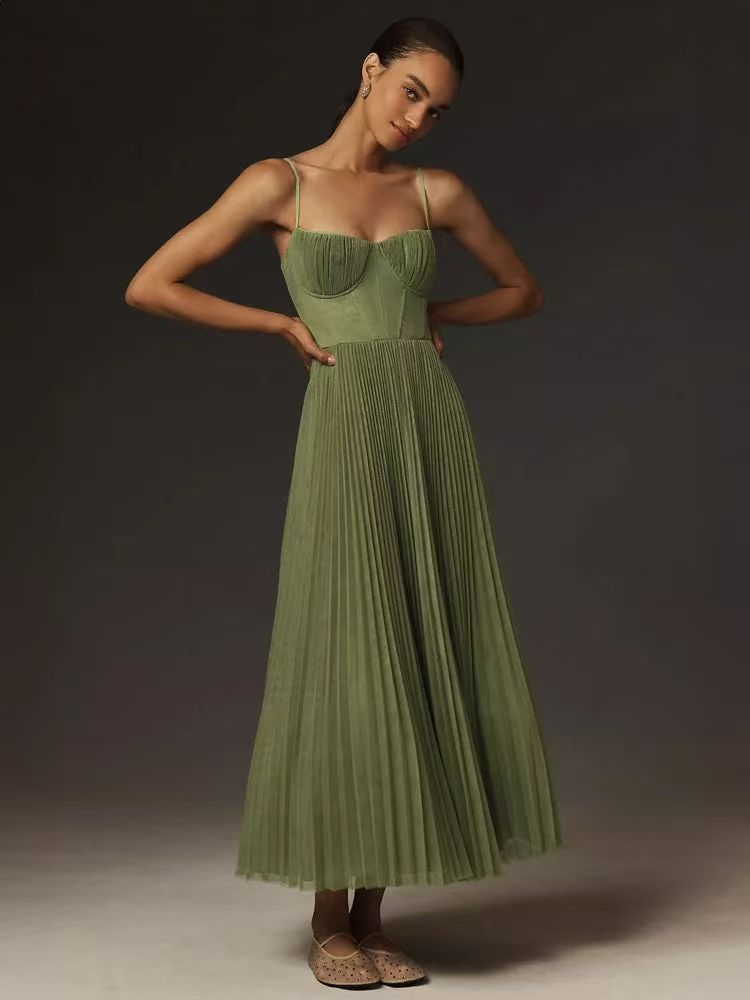 Robe Longue Sans Manches en Soie Glacée – Style Socialite