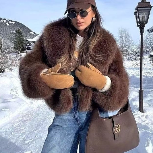 Veste Courte en Fausse Fourrure – Chic & Socialite