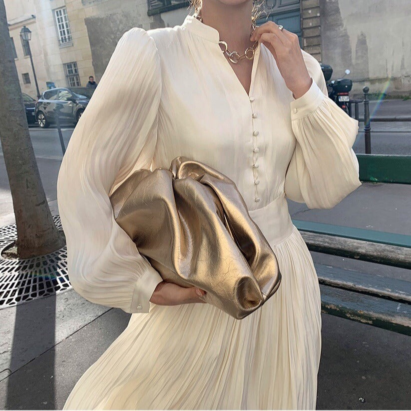 Robe mi-longue à col montant et plis brillants