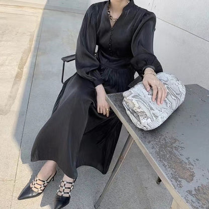 Robe mi-longue à col montant et plis brillants