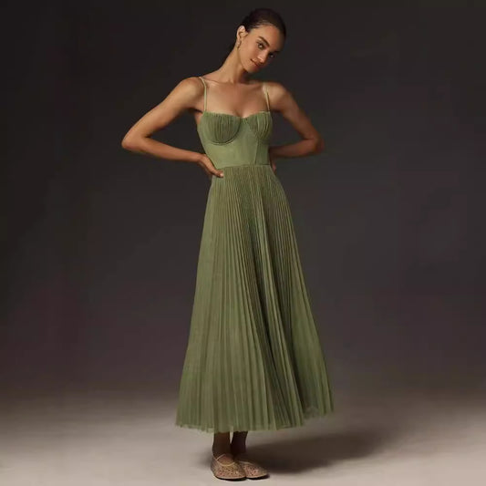 Robe Longue Sans Manches en Soie Glacée – Style Socialite