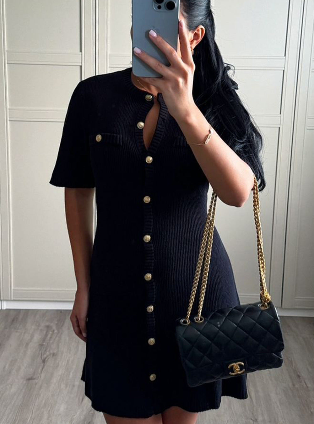 Robe en laine tricotée à manches courtes et boutons