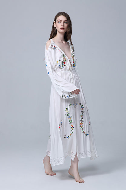 Robe brodée style cour, col en V, nouée devant et derrière