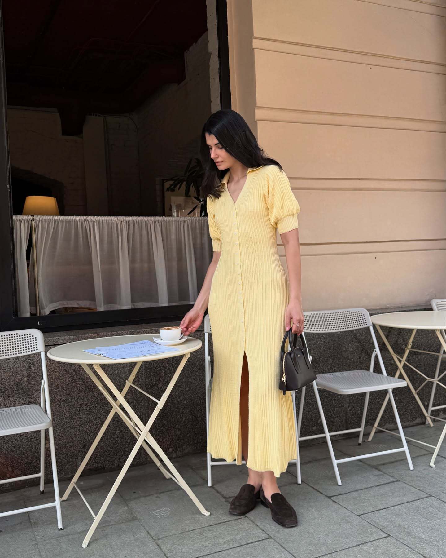 Robe boutonnée simple à manches bouffantes