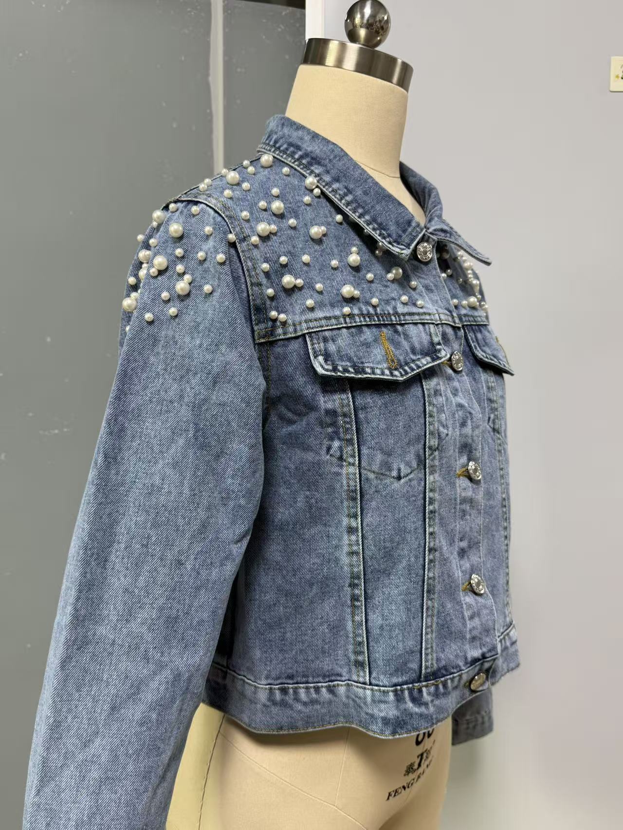 Pearlina – Veste Denim Courte à Perles