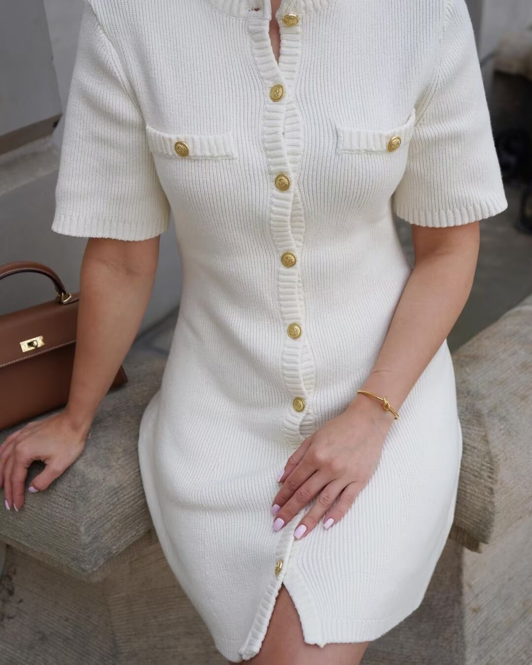 Robe en laine tricotée à manches courtes et boutons