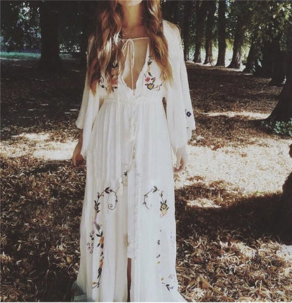 Robe brodée style cour, col en V, nouée devant et derrière
