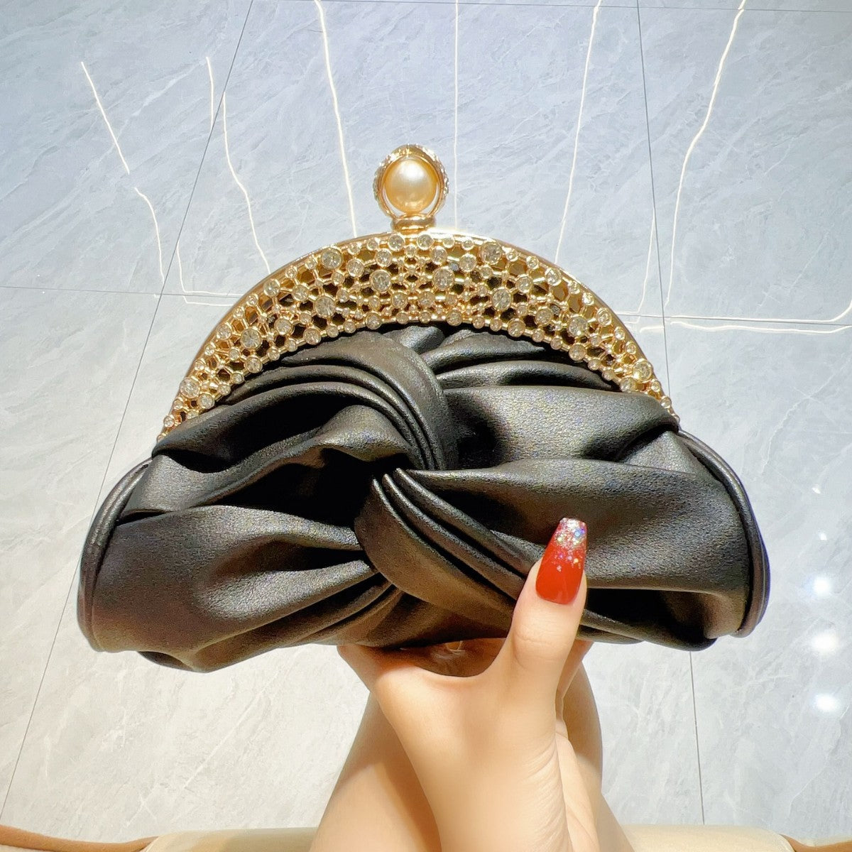 Pochette de soirée haut de gamme ornée de diamants