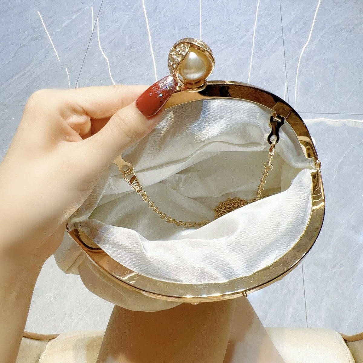 Pochette de soirée haut de gamme ornée de diamants