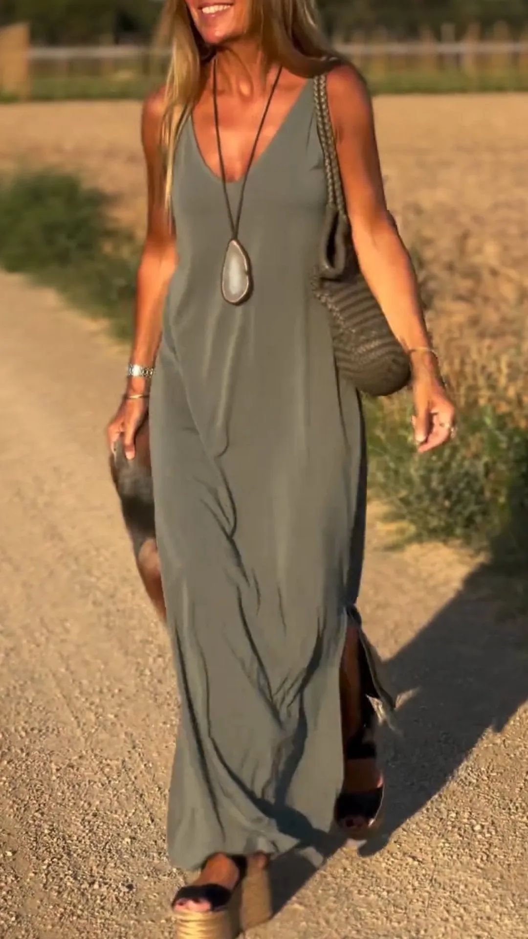Robe Longue à Bretelles – Élégance & Confort