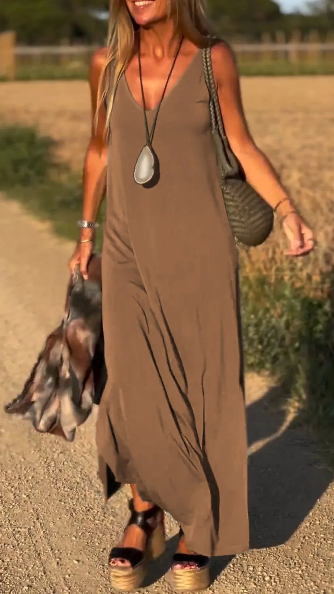 Robe Longue à Bretelles – Élégance & Confort